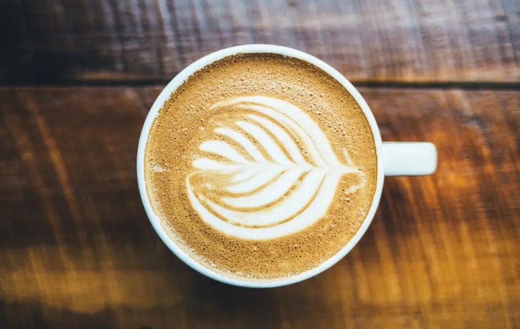 czym sie charakteryzuje kawa flat white Biała kawa