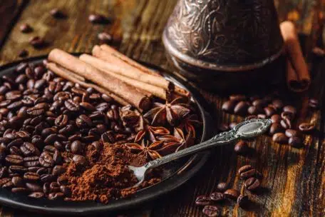 Przyprawy, które warto dodać do kawy — zobacz czy znasz je wszystkie!