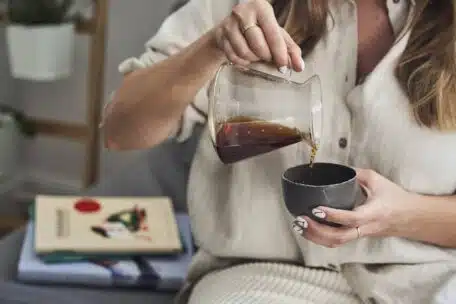 Zyskaj energię bez kofeiny: sprawdź, dlaczego warto sięgnąć po kawę bezkofeinową!