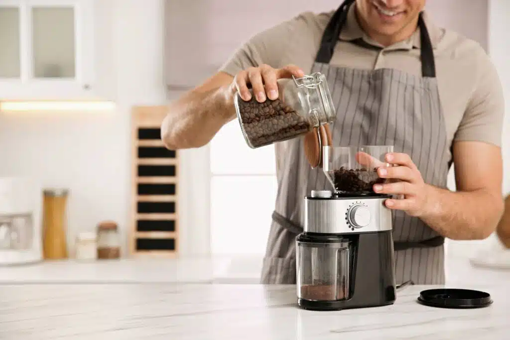 Jak samodzielnie mielić kawę ziarnistą? Przewodnik dla domowych baristów