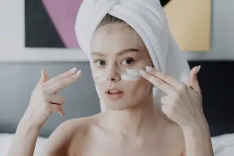 Ceramidy w pielęgnacji skóry: klucz do zdrowia i urody