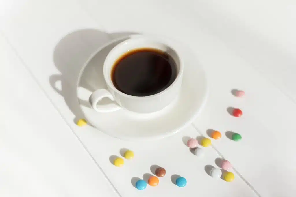 espresso in a white cup on a white table in bright 2023 11 27 04 53 55 utc Kawa a leki - z jakimi nie powinno się jej łączyć?