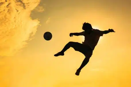 Pasja, która zmienia codzienność – jak sport inspiruje do działania poza boiskiem