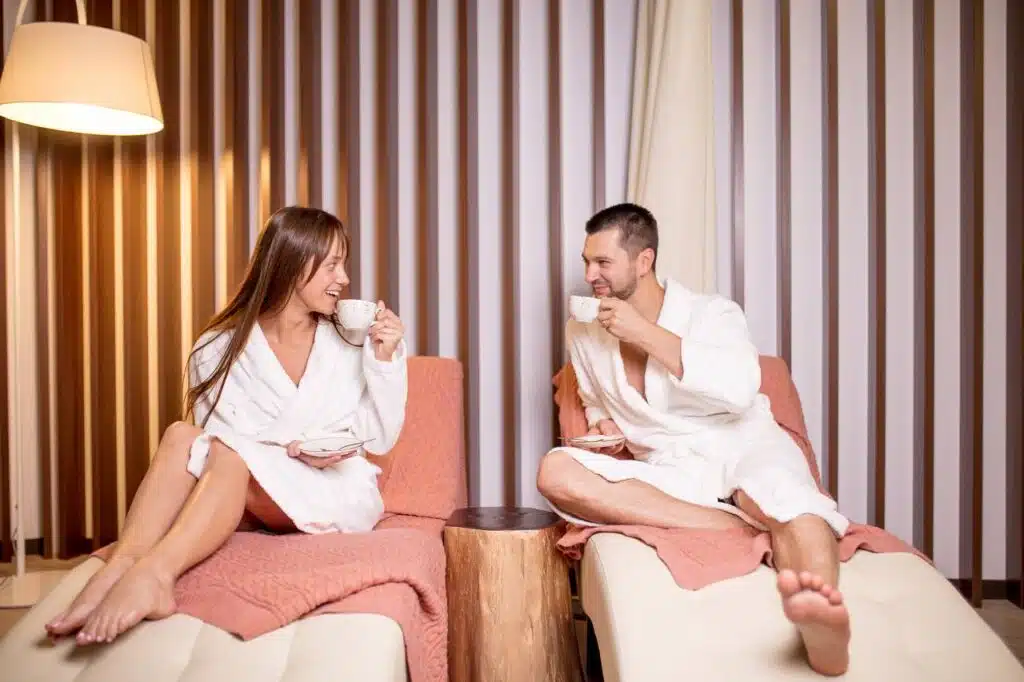 Kawa a sauna i jacuzzi – pić przed czy po seansie?