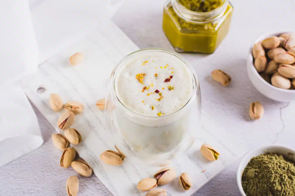 Kawa na zimno z mlekiem kokosowym i pistacjami Kawa na zimno z mlekiem kokosowym i pistacjami - egzotyczne orzeźwienie