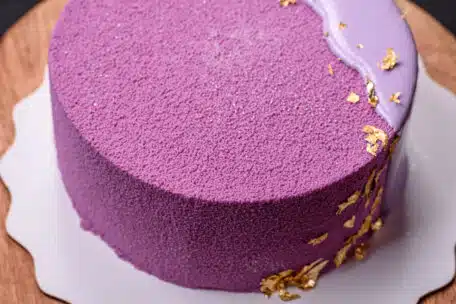 Zamsz do tortu – jak wykorzystać go w dekoracjach i połączyć z barwnikami spożywczymi?