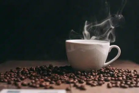 Kawa z palarni a kawa z marketu – czym się różnią?