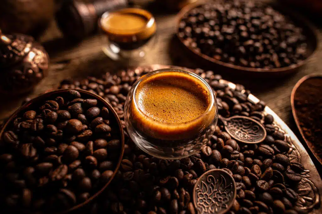 Włoskie espresso i amerykańskie coffeehouses: kontrasty kultury kawowej: kontrasty kultury kawowej