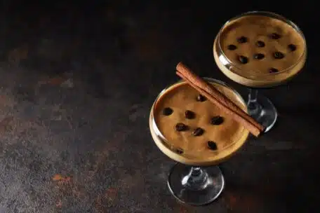 refreshing coffee cocktails garnished with cinnamo 2026 03 24 23 15 30 utc Koktajle z kawą: od Espresso Martini po Caffe Corretto i inne napoje alkoholowe