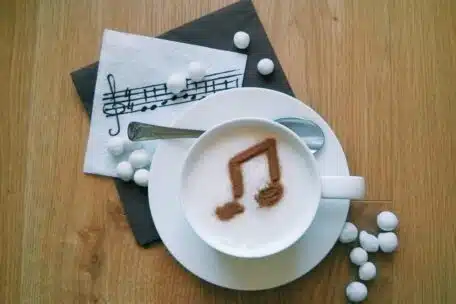 coffee with musical decoration and sugar balls 2026 01 06 10 50 39 utc Nuty smakowe w kawie – naturalny aromat czy dodatki producenta?