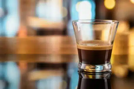 glass of steaming hot espresso coffee on the bar c 2026 03 19 08 59 14 utc Turbo shot – czy szybkie espresso może smakować lepiej od klasycznego?