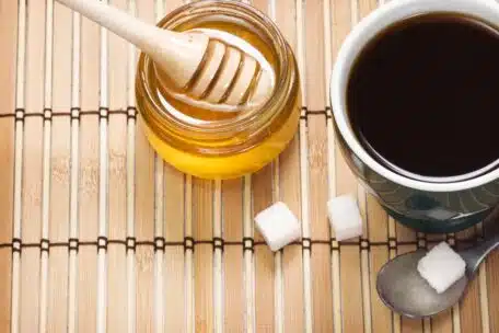 honey and coffee still life with sugar cubes 2026 03 26 09 51 39 utc Honey process: jak obróbka miodowa wpływa na smak kawy?