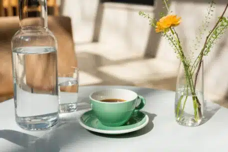 vase with yellow rose and green plants glass and 2026 03 11 04 15 33 utc Temperatura wody do kawy: kiedy użyć 85°C, a kiedy 96°C?