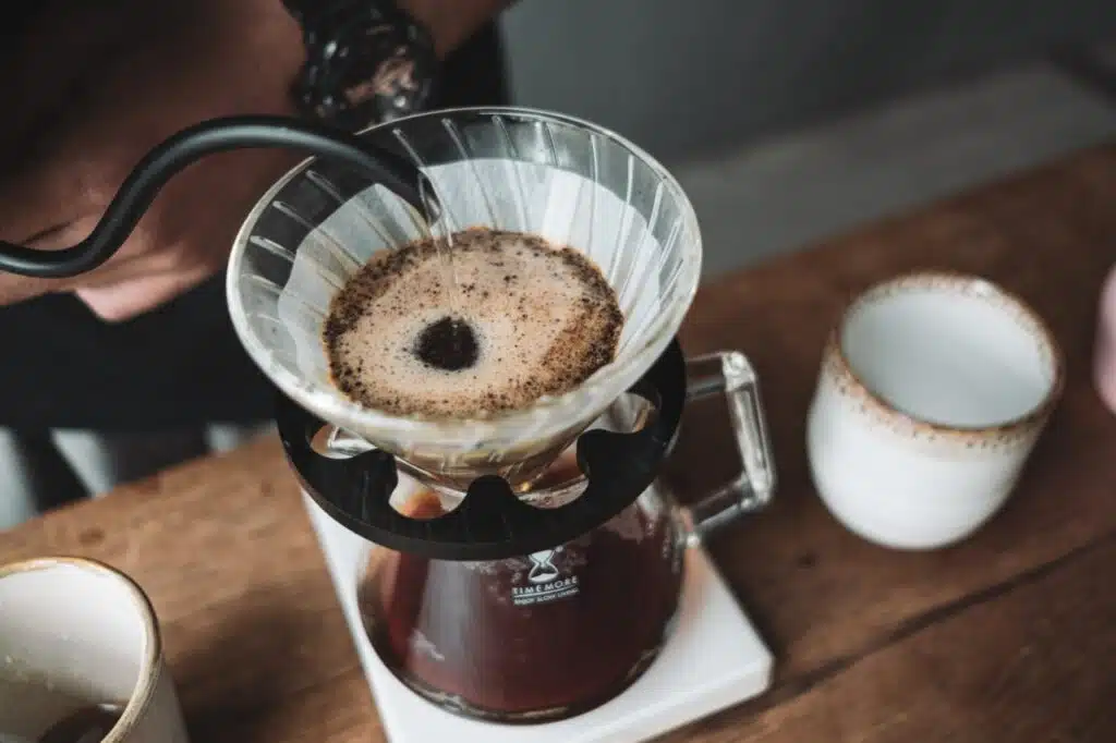 pour over coffee brewing at home in kitchen 2026 09 23 04 23 24 utc Jak czytać przepis na kawę przelewową? Gramy, dolewki i czas bez pomyłek